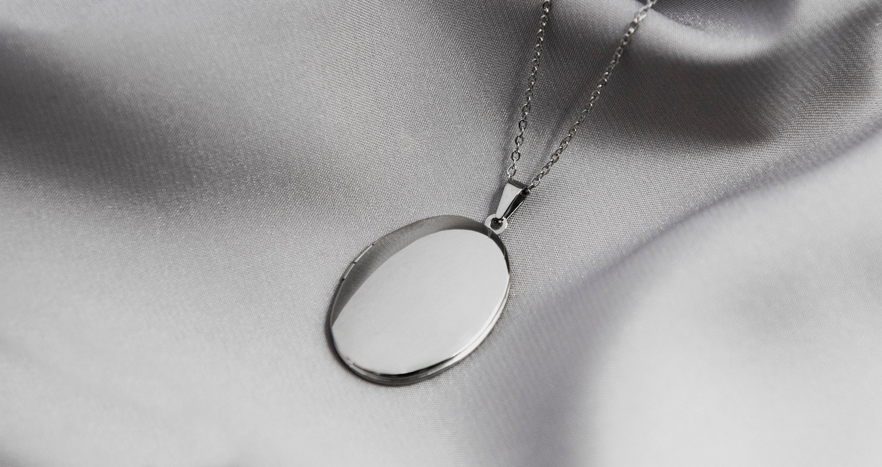 OVAL LOCKET - MILA CANTES